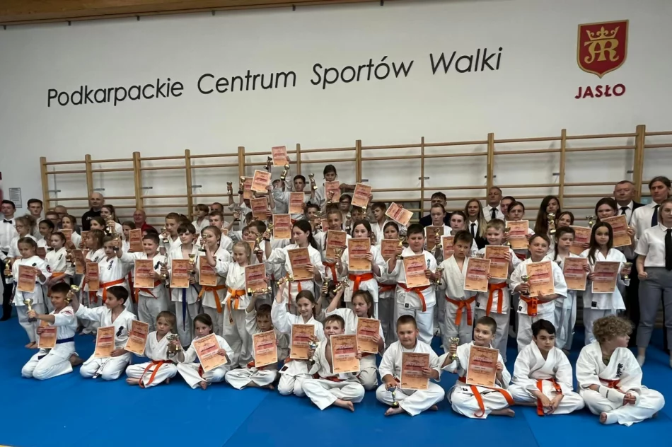 8 medali wywalczyli najmłodsi karatecy ARS Klub Kyokushinkai w Jaśle - zdjęcie 15