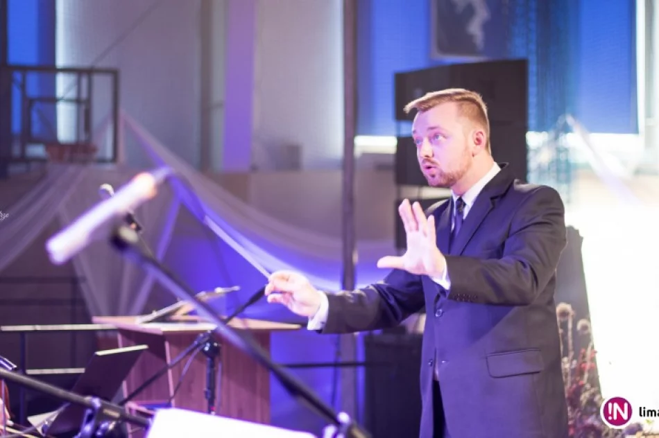 Występ Limanowskiej Orkiestry Kameralnej podczas 70-lecia Szpitala Powiatowego w Limanowej - zdjęcie 2