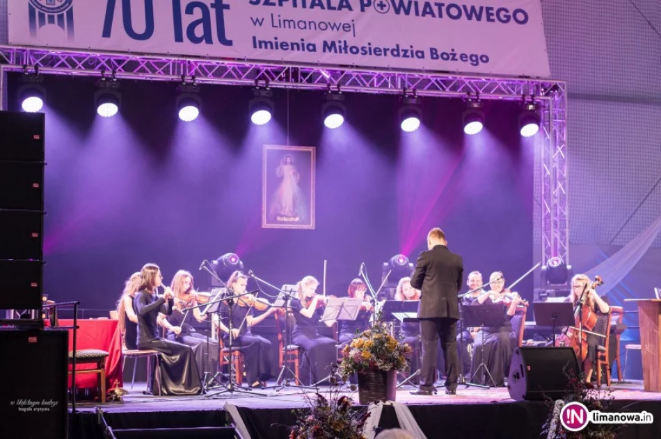 Występ Limanowskiej Orkiestry Kameralnej podczas 70-lecia Szpitala Powiatowego w Limanowej - zdjęcie 3