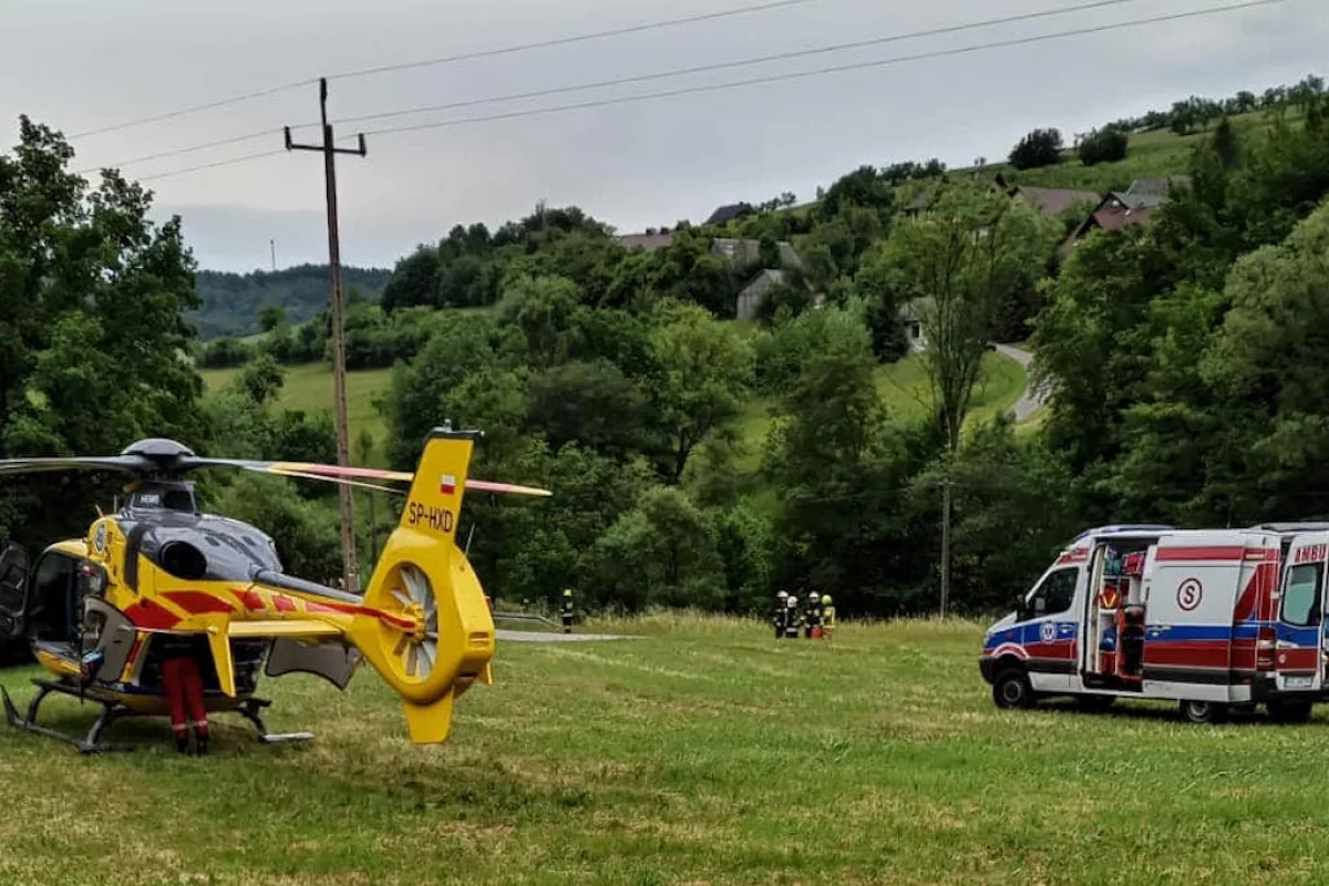 Trzej młodzi mężczyźni trafili do szpitali po dachowaniu Audi