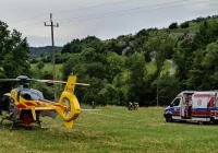 Trzej młodzi mężczyźni trafili do szpitali po dachowaniu Audi - zdjęcie główne