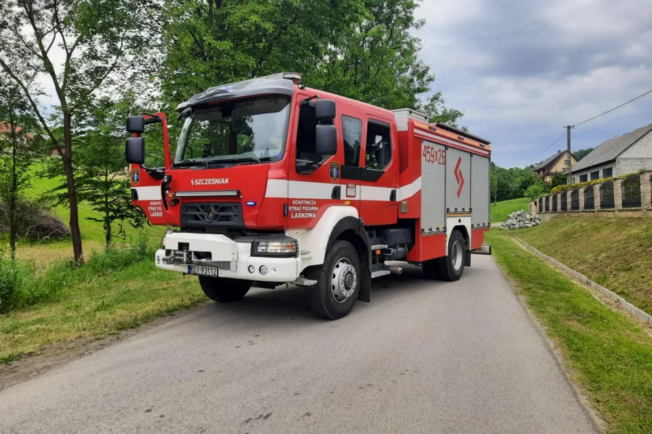 Trzej młodzi mężczyźni trafili do szpitali po dachowaniu Audi - zdjęcie 2