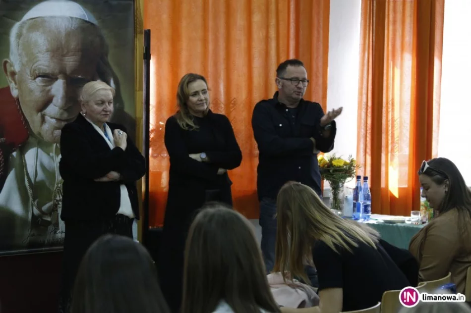 IV Powiatowy Konkurs Recytatorski JAN PAWEŁ II JAKO ARTYSTA - zdjęcie 2