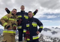 Zdobyli szczyt w pełnym umundurowaniu w geście solidarności - zdjęcie główne