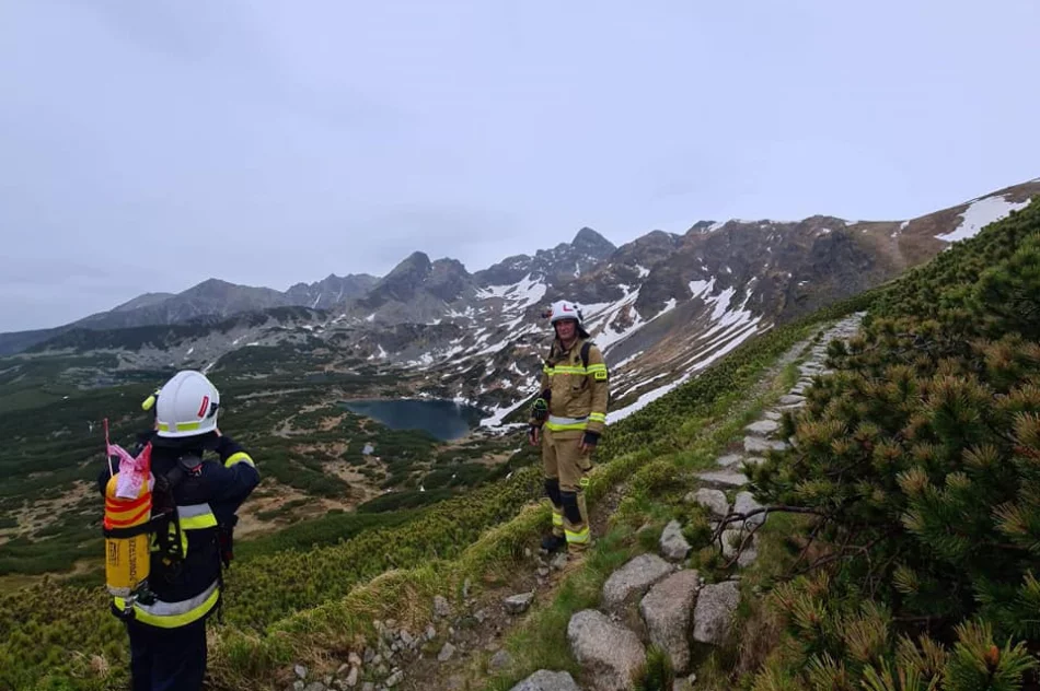 Zdobyli szczyt w pełnym umundurowaniu w geście solidarności - zdjęcie 6