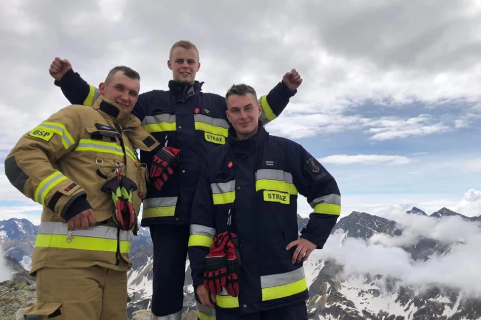 Zdobyli szczyt w pełnym umundurowaniu w geście solidarności - zdjęcie 7