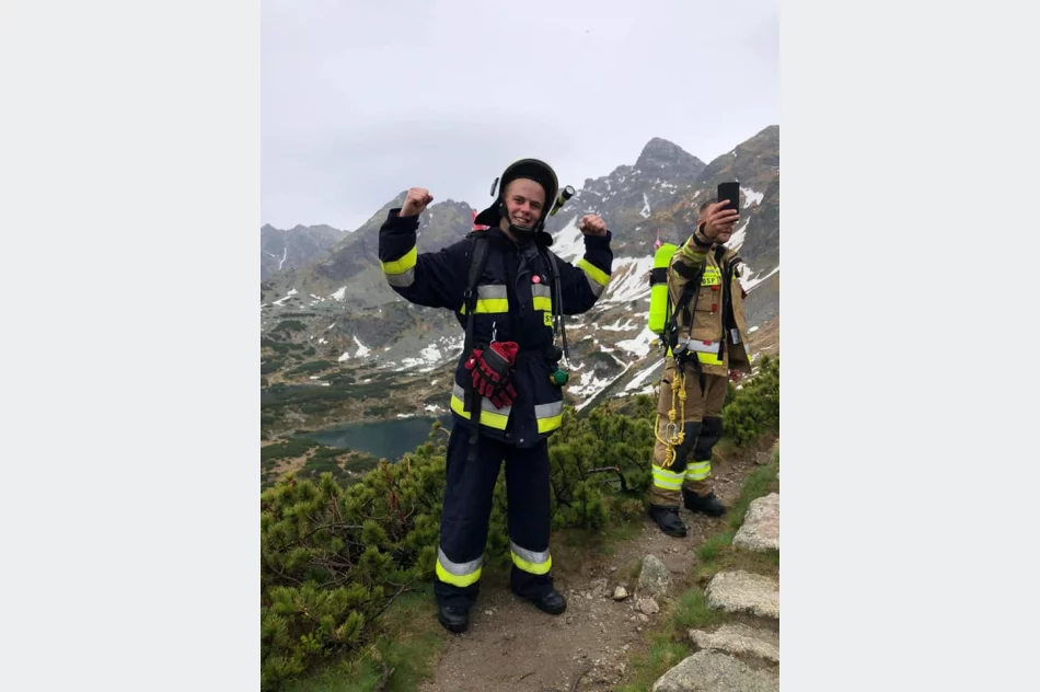 Zdobyli szczyt w pełnym umundurowaniu w geście solidarności - zdjęcie 8