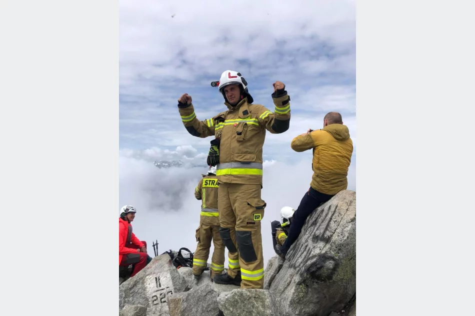 Zdobyli szczyt w pełnym umundurowaniu w geście solidarności - zdjęcie 11