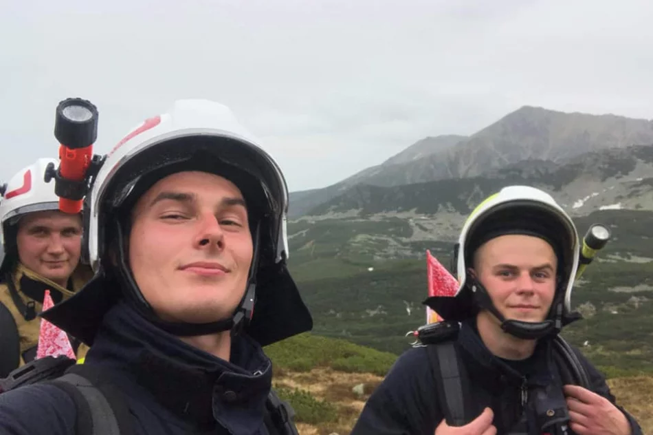 Zdobyli szczyt w pełnym umundurowaniu w geście solidarności - zdjęcie 13