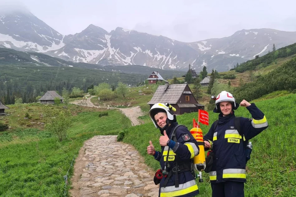 Zdobyli szczyt w pełnym umundurowaniu w geście solidarności - zdjęcie 14