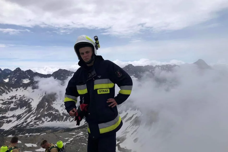 Zdobyli szczyt w pełnym umundurowaniu w geście solidarności - zdjęcie 15