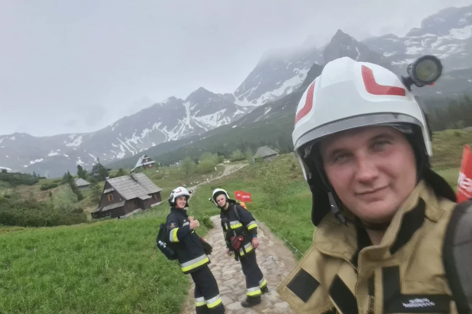 Zdobyli szczyt w pełnym umundurowaniu w geście solidarności - zdjęcie 18