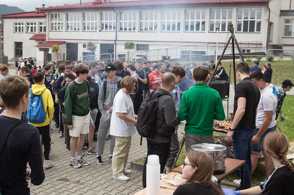 Blisko czterystu uczniów wędrowało szlakami papieskimi - zdjęcie 2