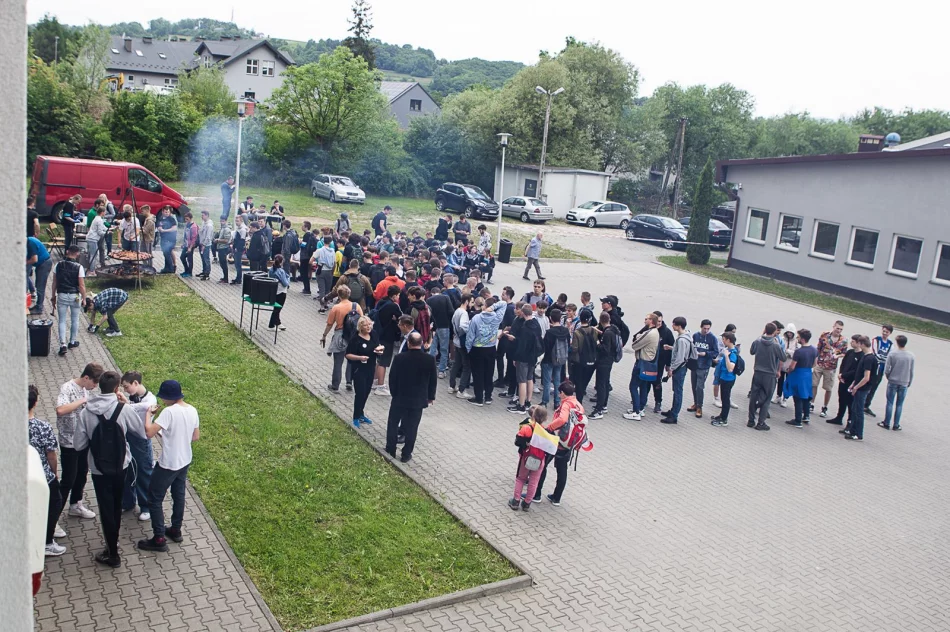 Blisko czterystu uczniów wędrowało szlakami papieskimi - zdjęcie 4