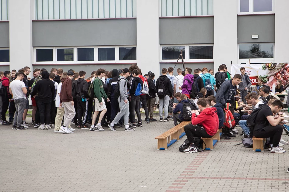 Blisko czterystu uczniów wędrowało szlakami papieskimi - zdjęcie 6