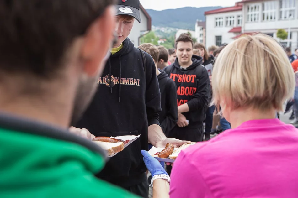 Blisko czterystu uczniów wędrowało szlakami papieskimi - zdjęcie 9
