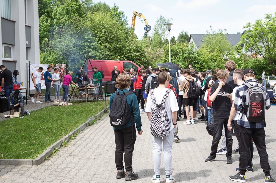 Blisko czterystu uczniów wędrowało szlakami papieskimi - zdjęcie 14