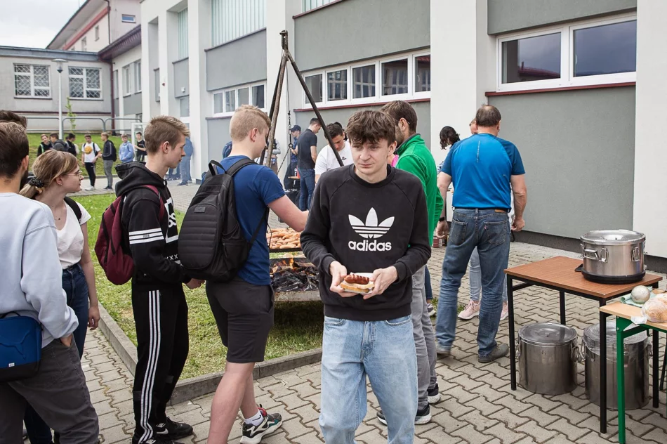 Blisko czterystu uczniów wędrowało szlakami papieskimi - zdjęcie 15