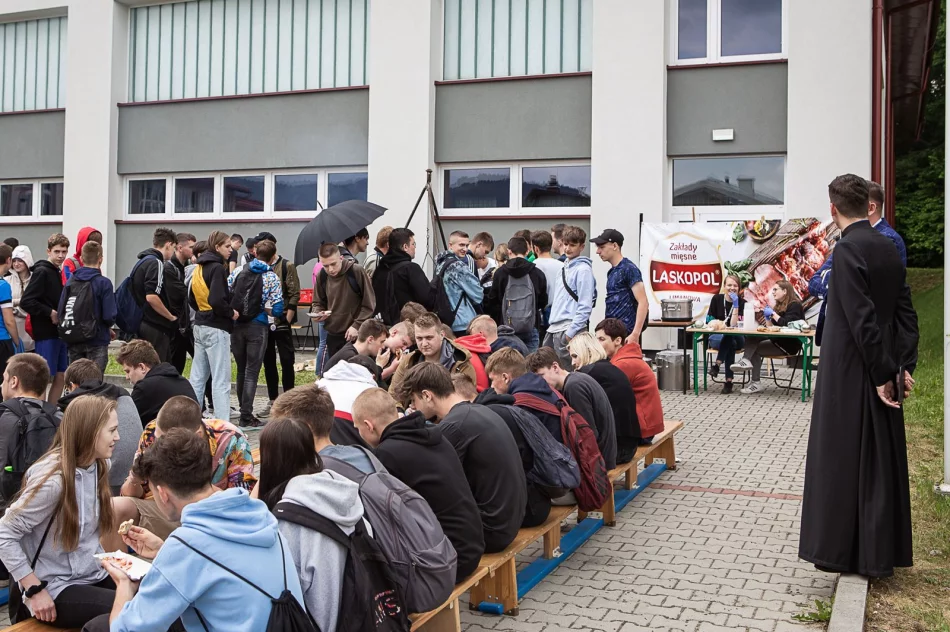 Blisko czterystu uczniów wędrowało szlakami papieskimi - zdjęcie 17