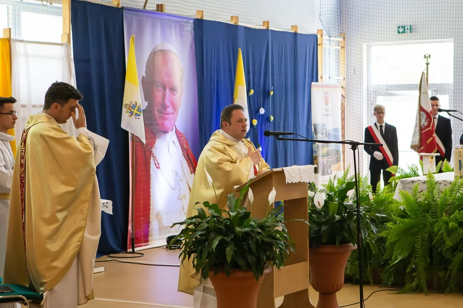 Blisko czterystu uczniów wędrowało szlakami papieskimi - zdjęcie 19
