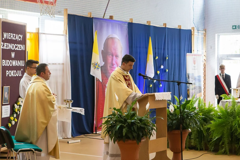 Blisko czterystu uczniów wędrowało szlakami papieskimi - zdjęcie 20