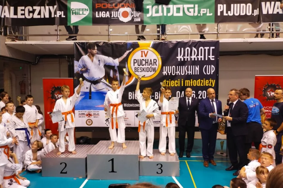 32 medale i 2 miejsce drużynowo dla Limanowskiego Klubu Kyokushin Karate na IV Pucharze Beskidów - zdjęcie 8