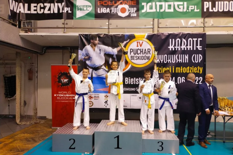 32 medale i 2 miejsce drużynowo dla Limanowskiego Klubu Kyokushin Karate na IV Pucharze Beskidów - zdjęcie 9