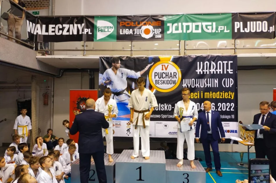 32 medale i 2 miejsce drużynowo dla Limanowskiego Klubu Kyokushin Karate na IV Pucharze Beskidów - zdjęcie 12