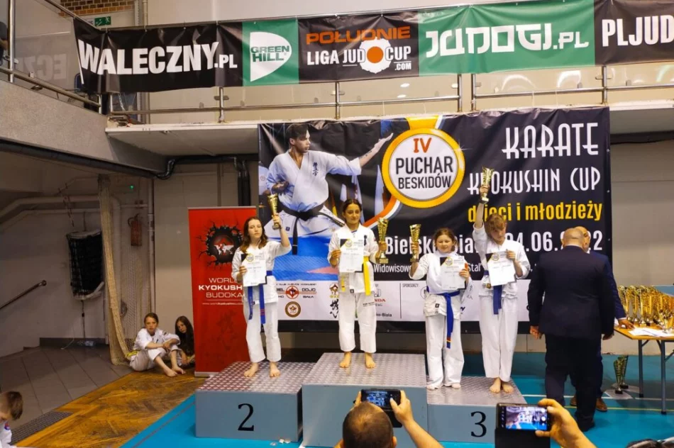 32 medale i 2 miejsce drużynowo dla Limanowskiego Klubu Kyokushin Karate na IV Pucharze Beskidów - zdjęcie 14