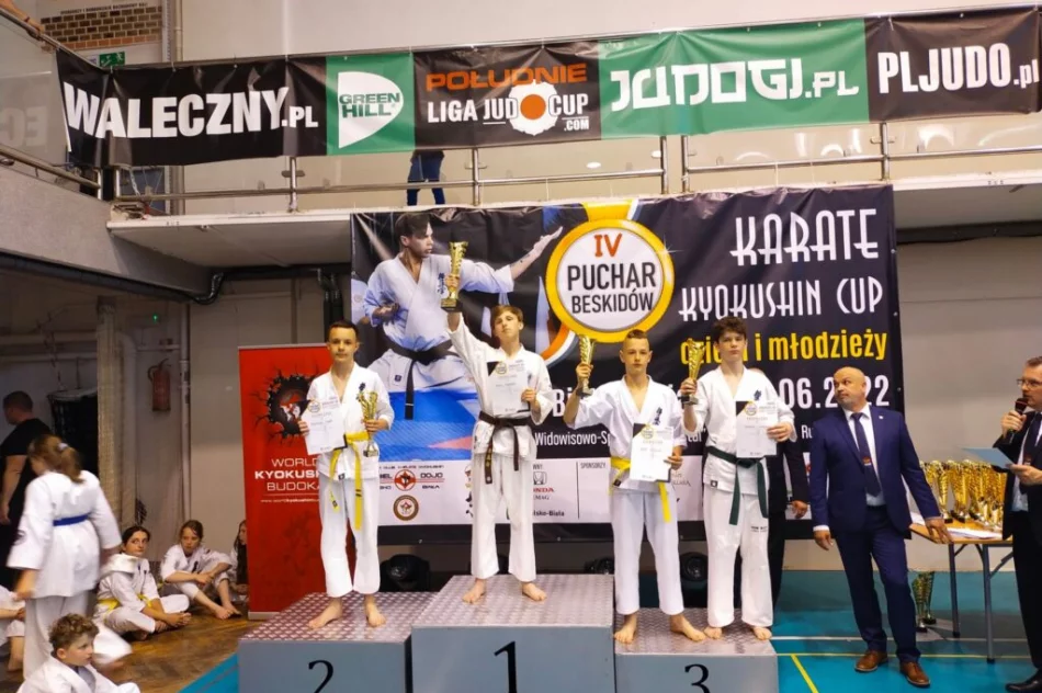 32 medale i 2 miejsce drużynowo dla Limanowskiego Klubu Kyokushin Karate na IV Pucharze Beskidów - zdjęcie 17