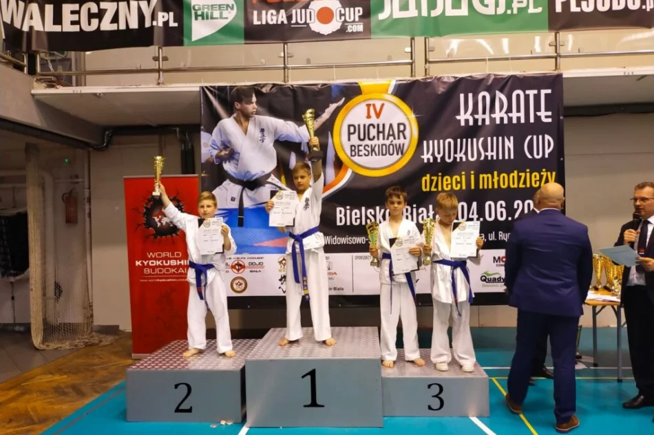 32 medale i 2 miejsce drużynowo dla Limanowskiego Klubu Kyokushin Karate na IV Pucharze Beskidów - zdjęcie 18