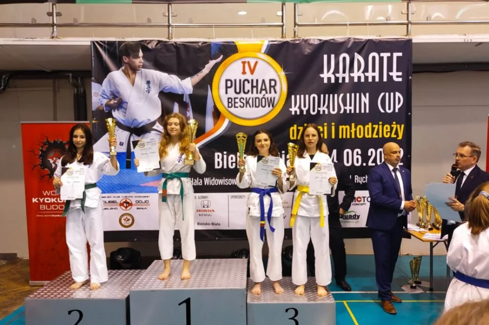 32 medale i 2 miejsce drużynowo dla Limanowskiego Klubu Kyokushin Karate na IV Pucharze Beskidów - zdjęcie 19