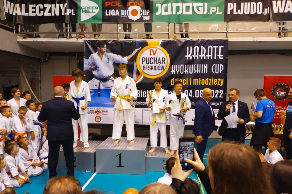 32 medale i 2 miejsce drużynowo dla Limanowskiego Klubu Kyokushin Karate na IV Pucharze Beskidów - zdjęcie 20