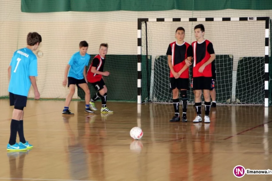 Ogromne emocje w walce o mistrzostwo gminy w halowej piłce nożnej! - zdjęcie 4