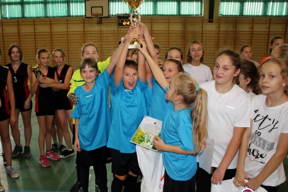 Dziewczęta z Mordarki obroniły mistrzowski tytuł w halowej piłce nożnej! - zdjęcie 2