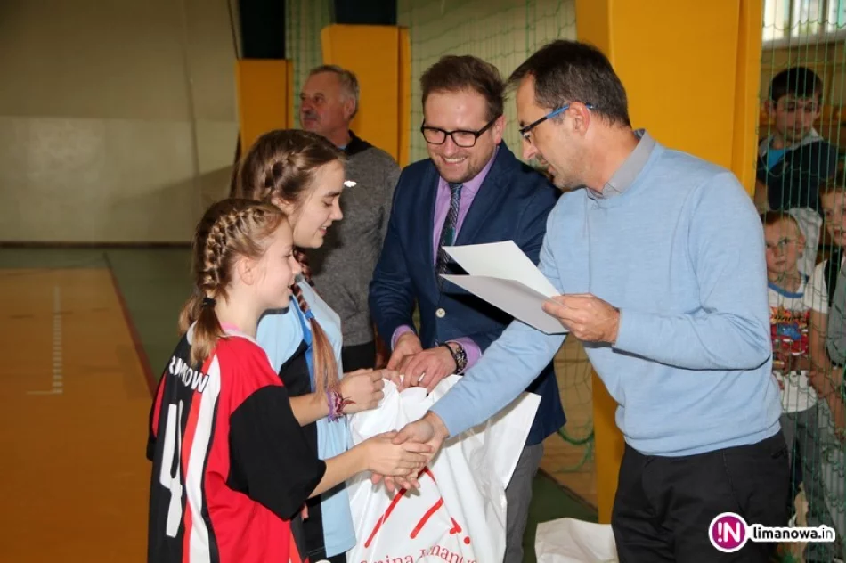 Dziewczęta z Mordarki obroniły mistrzowski tytuł w halowej piłce nożnej! - zdjęcie 3