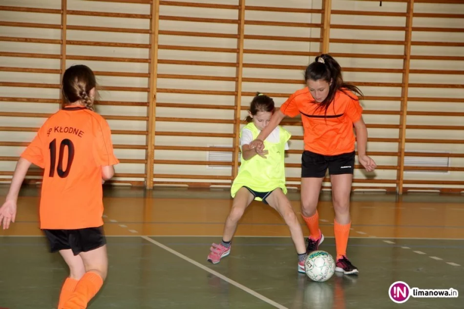 Dziewczęta z Mordarki obroniły mistrzowski tytuł w halowej piłce nożnej! - zdjęcie 4