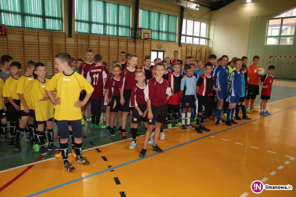 Chłopcy z Pisarzowej mistrzami gminy w halowej piłce nożnej - zdjęcie 2