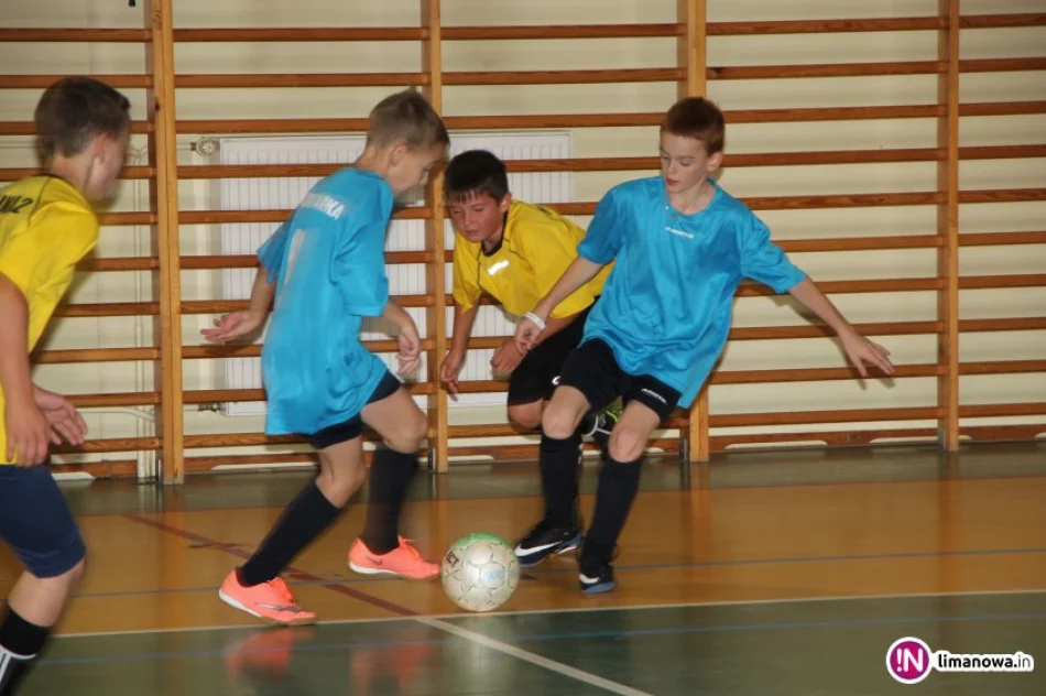 Chłopcy z Pisarzowej mistrzami gminy w halowej piłce nożnej - zdjęcie 3