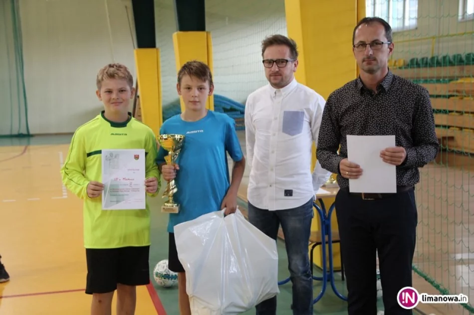 Chłopcy z Pisarzowej mistrzami gminy w halowej piłce nożnej - zdjęcie 4