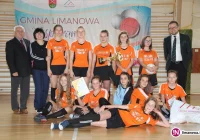 Dziewczęta ze Starej Wsi nr 1 mistrzyniami w halowej piłce nożnej! - zdjęcie główne