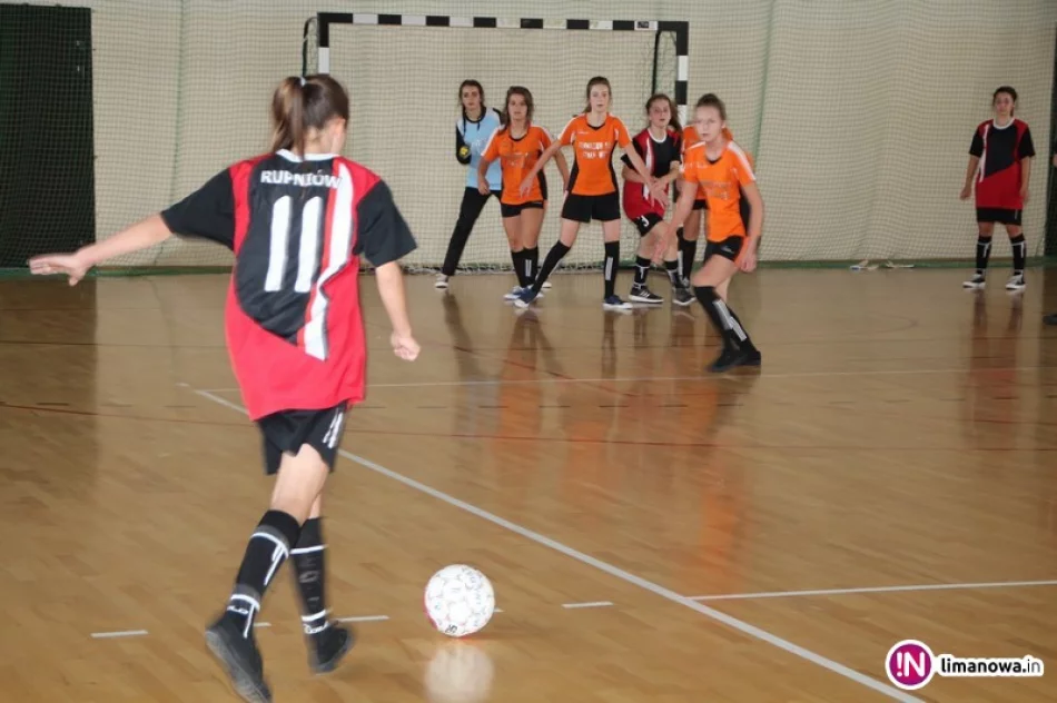 Dziewczęta ze Starej Wsi nr 1 mistrzyniami w halowej piłce nożnej! - zdjęcie 2