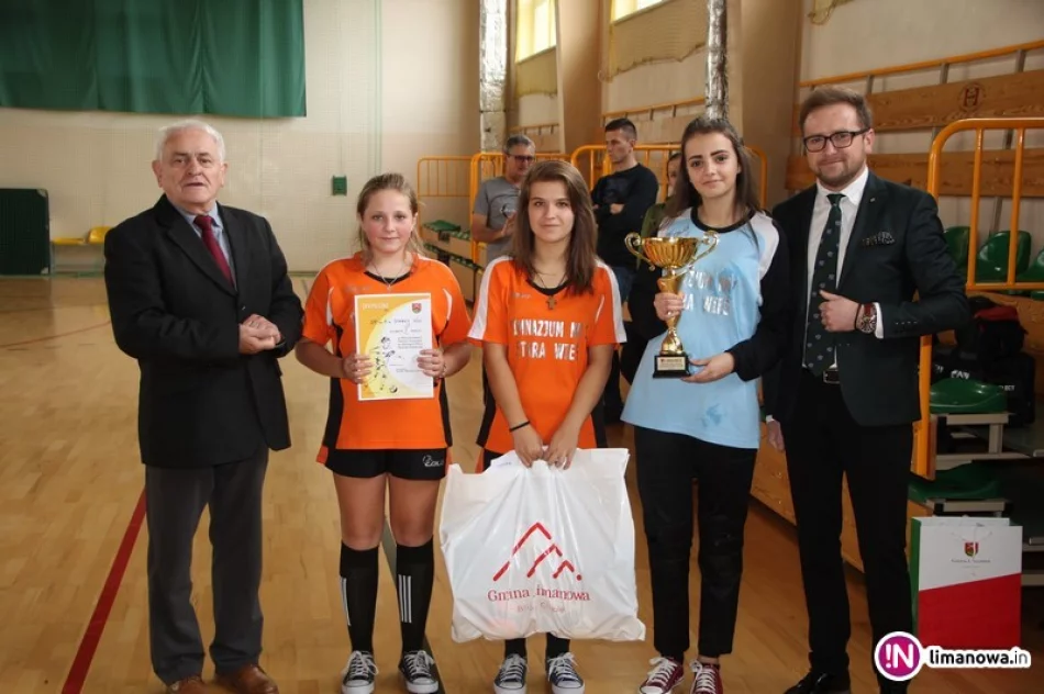 Dziewczęta ze Starej Wsi nr 1 mistrzyniami w halowej piłce nożnej! - zdjęcie 3