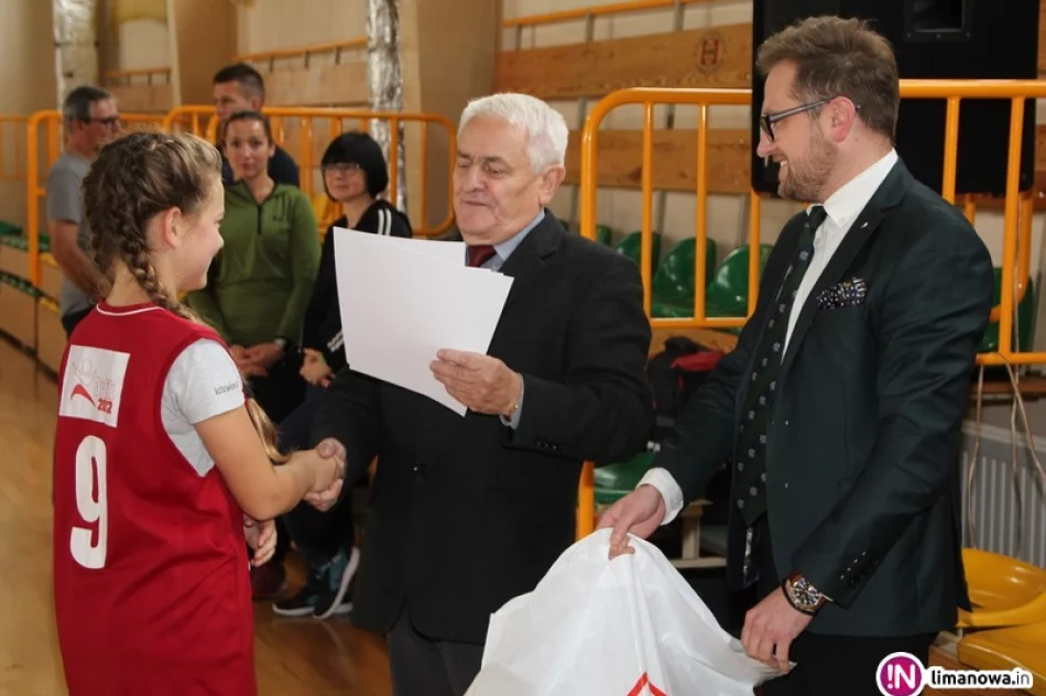 Dziewczęta ze Starej Wsi nr 1 mistrzyniami w halowej piłce nożnej! - zdjęcie 4