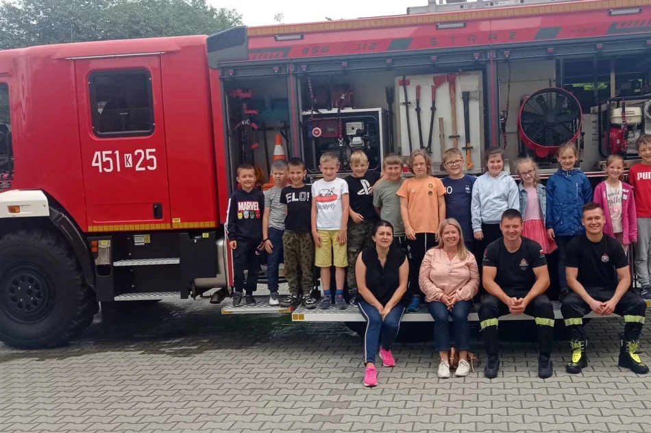 Uczniowie z SP nr 2 w Limanowej z wizytą u strażaków - zdjęcie 3