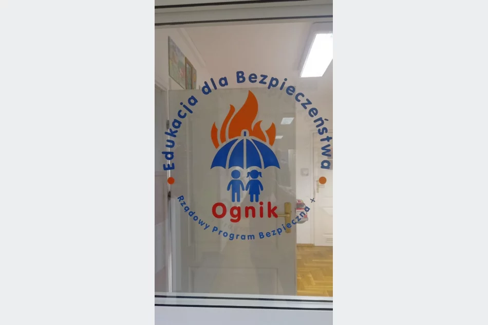 Uczniowie z SP nr 2 w Limanowej z wizytą u strażaków - zdjęcie 11