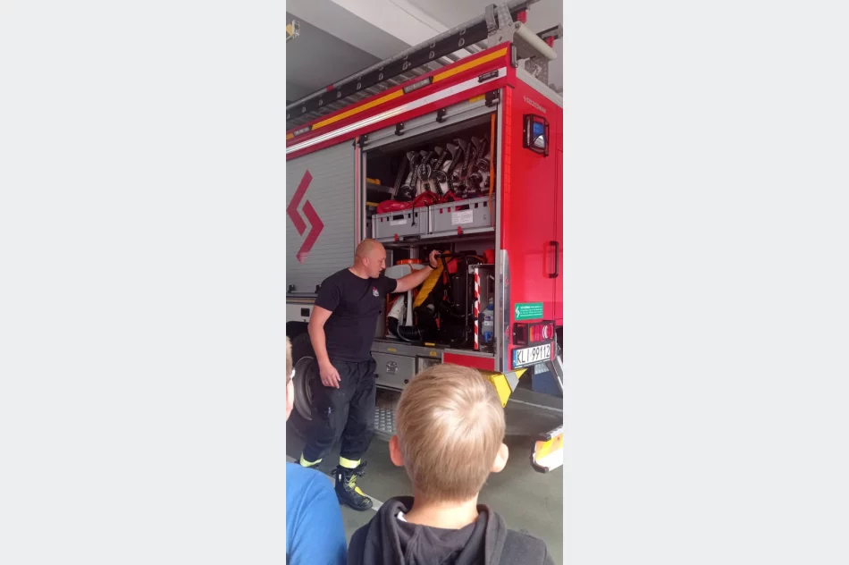 Uczniowie z SP nr 2 w Limanowej z wizytą u strażaków - zdjęcie 12