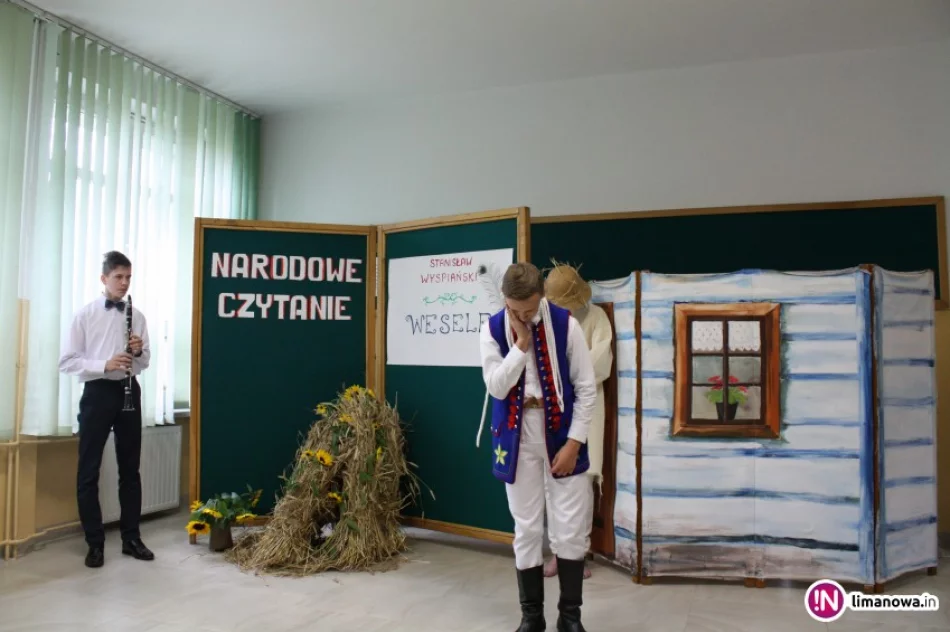 Narodowe czytanie „Wesela” w SP nr 1 w Męcinie - zdjęcie 2