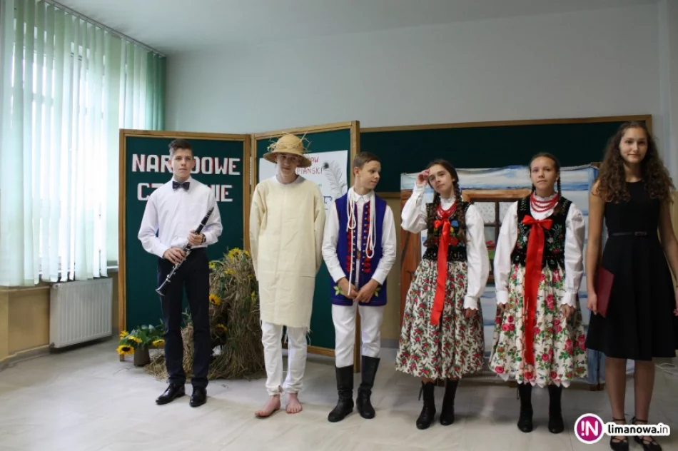 Narodowe czytanie „Wesela” w SP nr 1 w Męcinie - zdjęcie 4