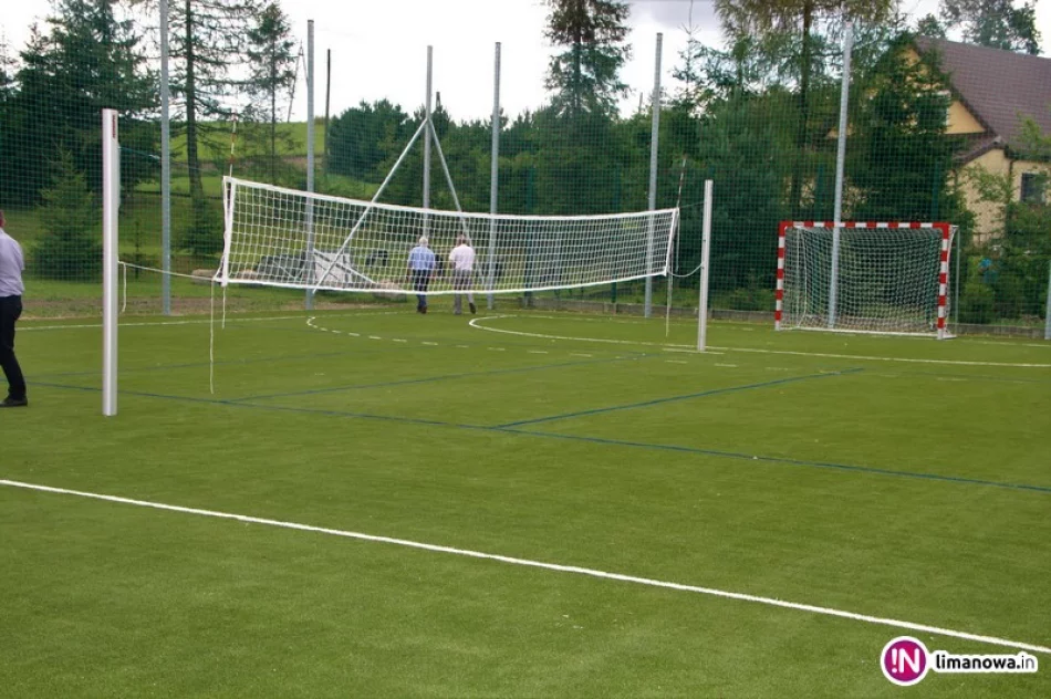 W Siekierczynie i Wysokiem powstały nowe boiska wielofunkcyjne - zdjęcie 2